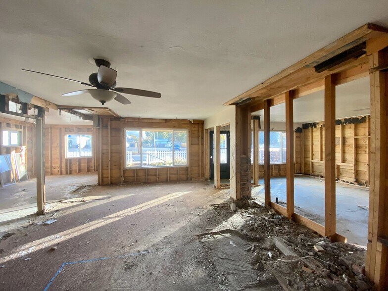 More Photos Of 728 N 4th St, Lakeview Storefront Retail Office For Sale
