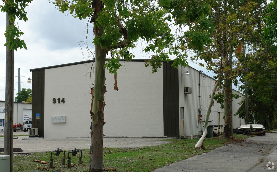 More Photos Of 914 NE 24th Ln, Cape Coral Warehouse For Lease