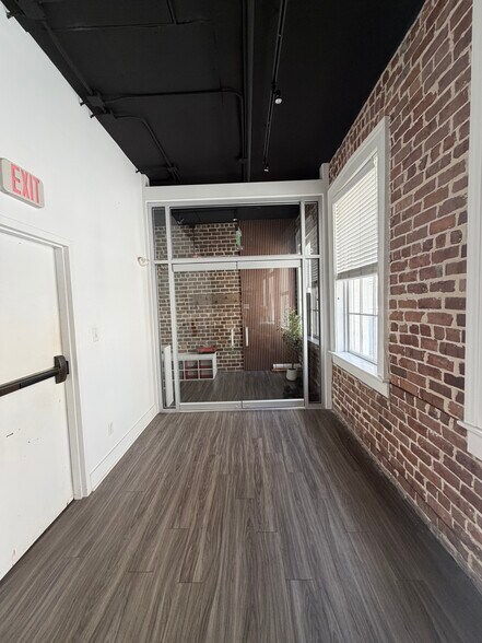 More Photos Of 10 Whitaker St, Savannah Storefront Retail Residential For Lease