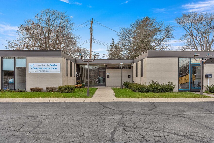 More Photos Of 16975-16991 Farmington Rd, Livonia Medical For Lease
