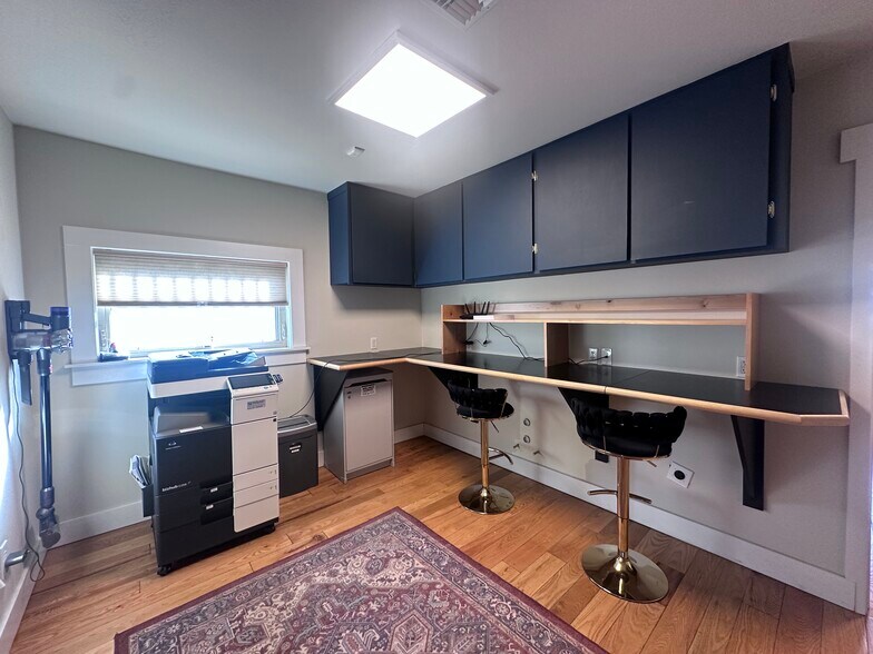 More Photos Of 208 SE Vine Ln, Bend Office For Lease