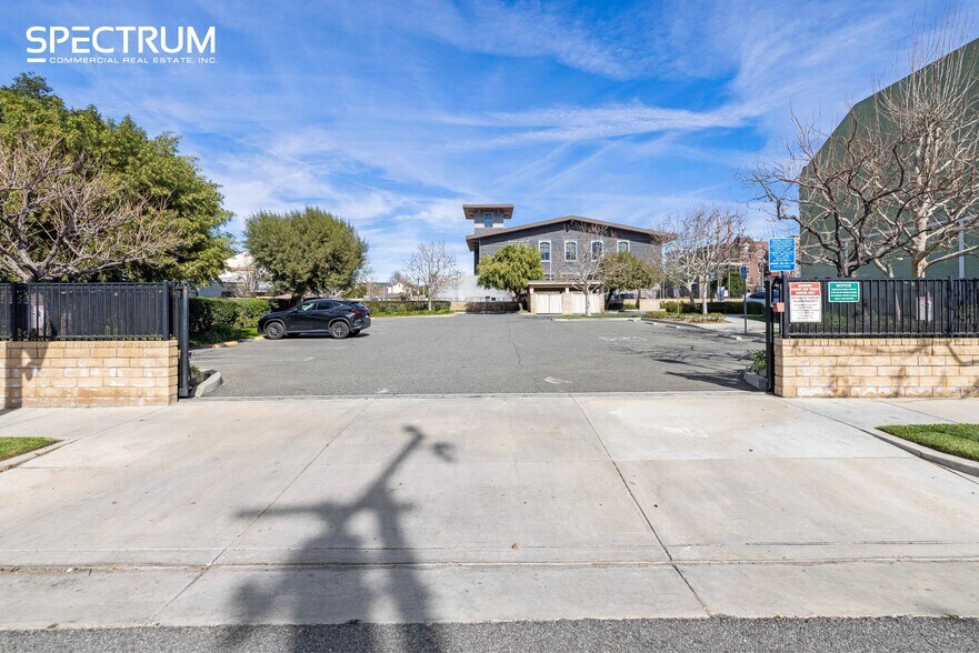 More Photos Of 22621 Lyons Ave, Santa Clarita Medical For Sale