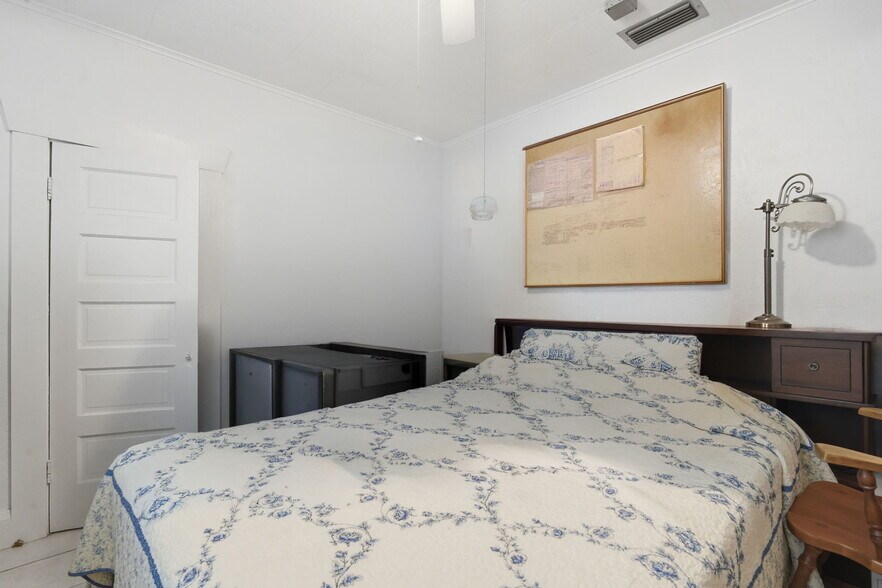 More Photos Of 718 E New York Ave, Deland Specialty For Sale