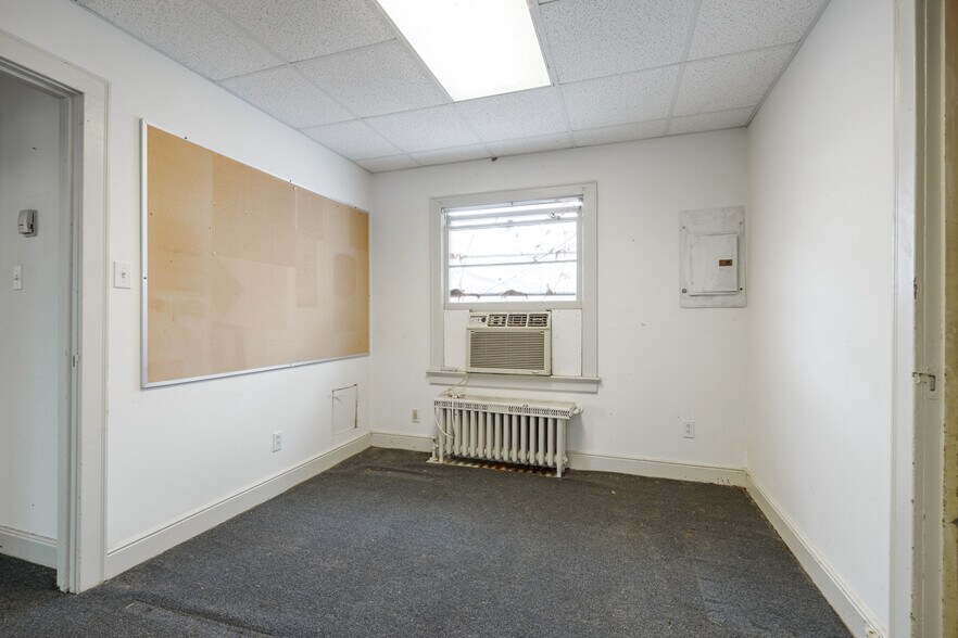 More Photos Of 217 E Williamsburg Rd, Sandston Office For Sale