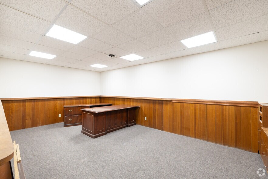 More Photos Of 1515 Ellis St, Waukesha Manufacturing For Lease