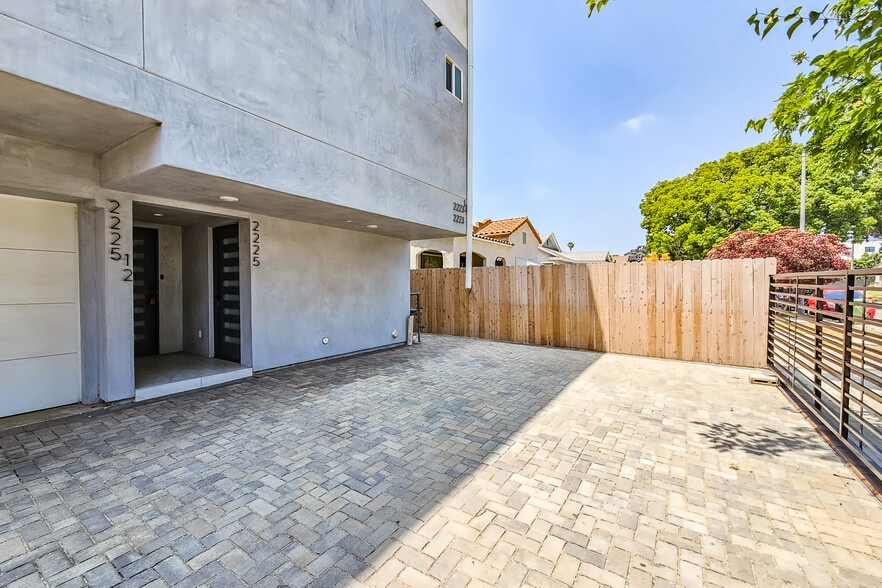 More Photos Of 2223 S Highland Ave, Los Angeles Apartments For Sale