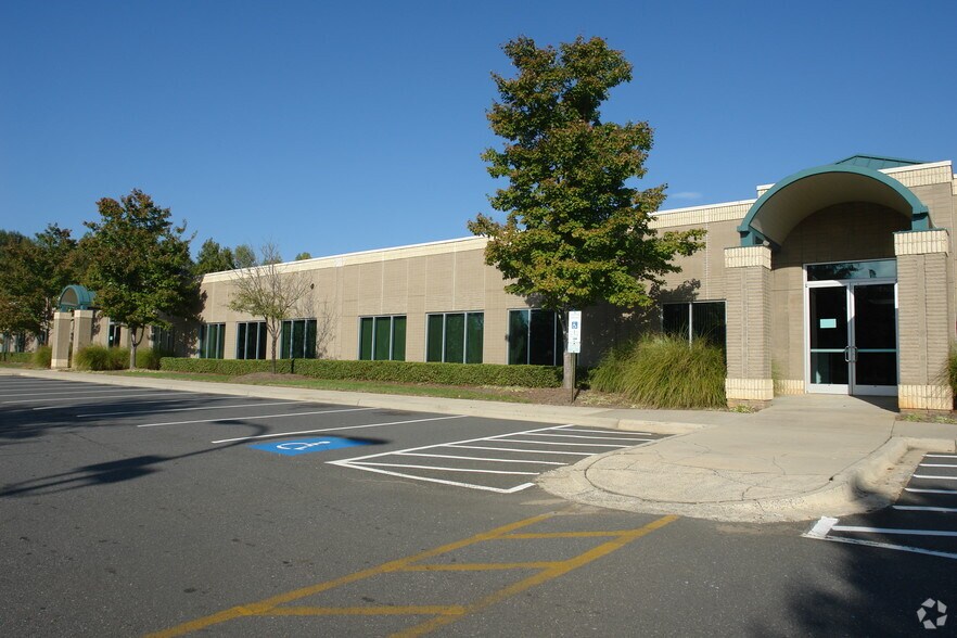 More Photos Of 8510 McAlpine Park Dr, Charlotte Unknown For Lease