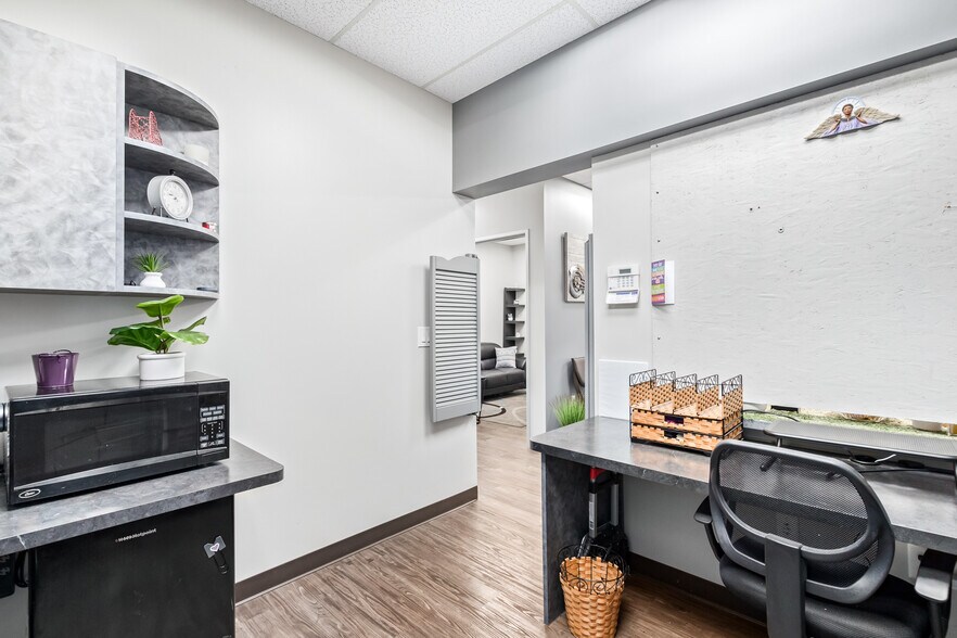 More Photos Of 15600-15650 N Black Canyon Hwy, Phoenix Office For Lease
