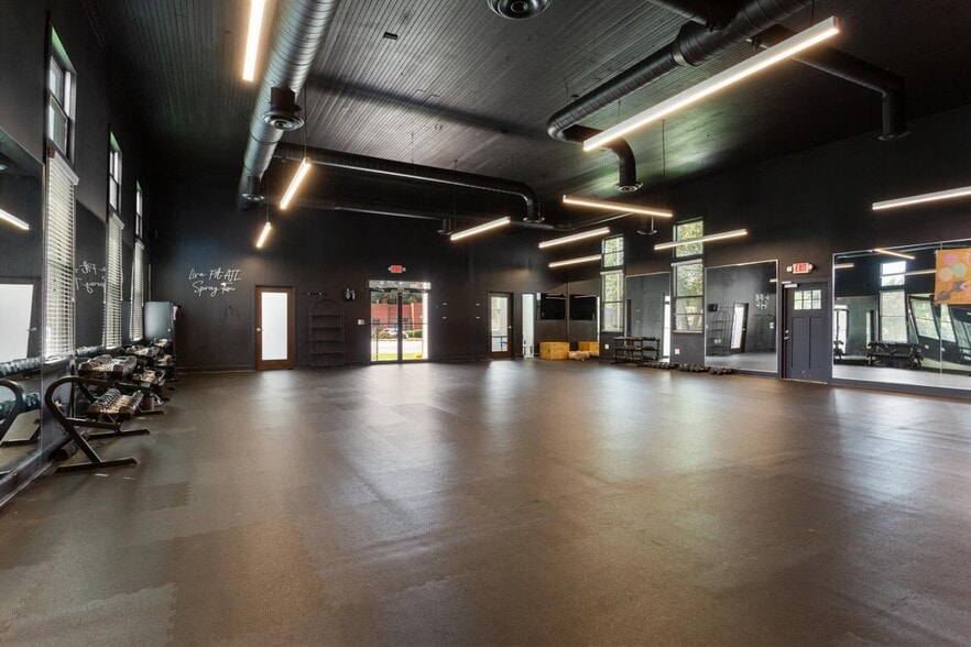 More Photos Of 5576 Peachtree Rd, Atlanta Storefront Retail Office For Lease