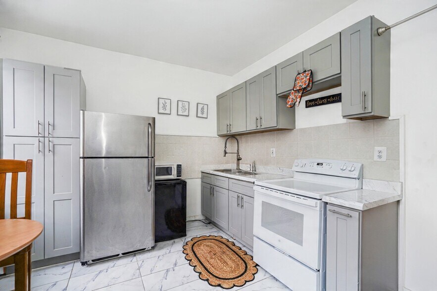 More Photos Of 419 Jersey St, Staten Island Storefront For Sale