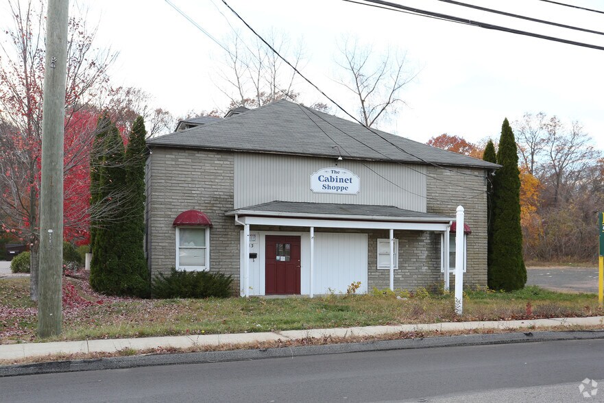 More Photos Of 13 N Main St, East Hampton Showroom For Sale