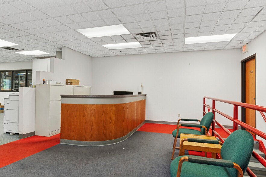 More Photos Of 405 Commerce Ct, Vadnais Heights Manufacturing For Sale