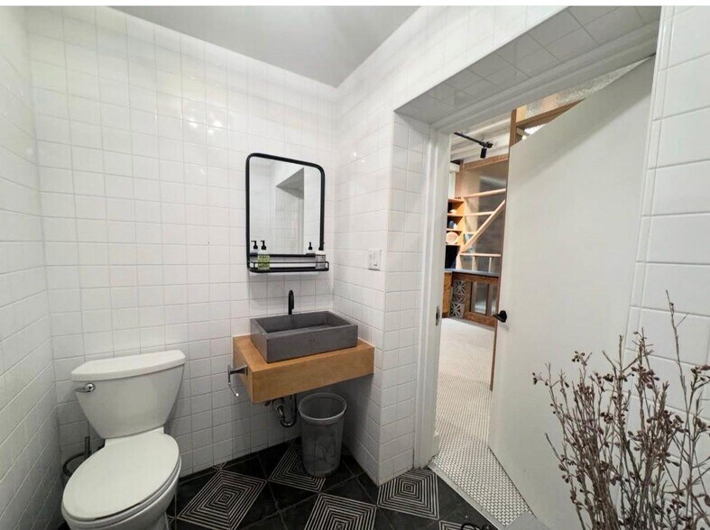 More Photos Of 786 Knickerbocker Ave, Brooklyn Storefront Retail Residential For Lease