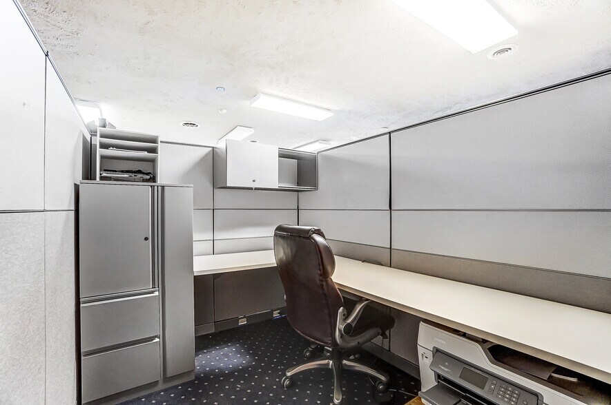 More Photos Of 20660 W Bowling Green Road, Weston Auto Repair For Lease