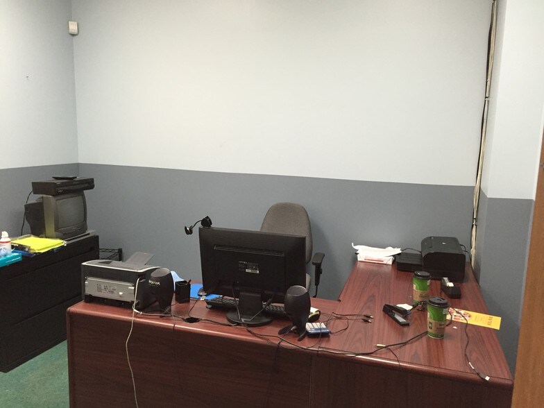 More Photos Of 550-555 Riverdale Dr, Glendale Light Manufacturing For Lease