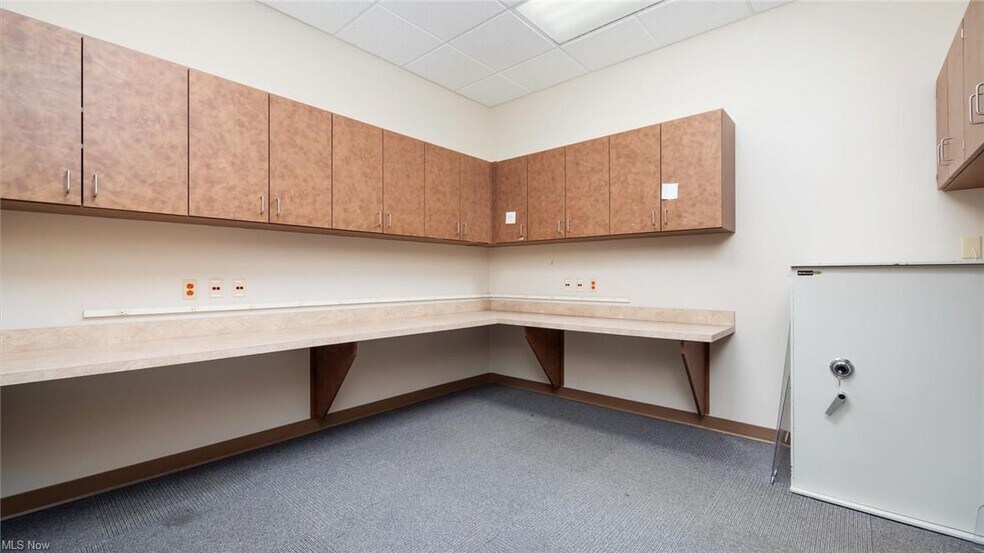 More Photos Of 61246 Southgate Rd, Cambridge Medical For Sale