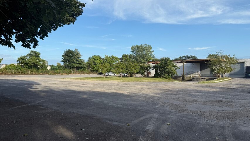 More Photos Of 505 Acorn St, Deer Park Warehouse For Lease