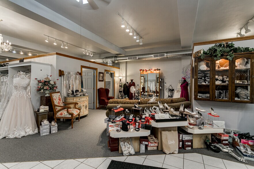 More Photos Of 172 W Wisconsin Ave, Kaukauna Storefront For Sale