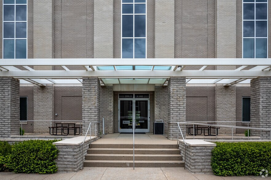 More Photos Of 100 Bluegrass Commons Blvd, Hendersonville Office For Lease