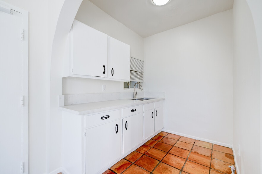 More Photos Of 19 Wavecrest Ave, Venice Apartments For Sale