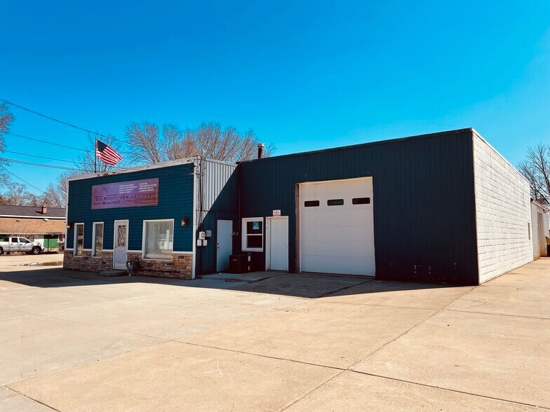 Primary Photo Of 954 E Bridge St, Plainwell Showroom For Lease