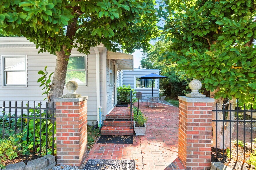 More Photos Of 409 Marquette Dr, Louisville Office For Sale