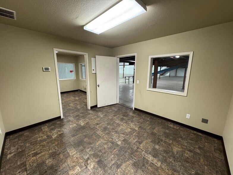 More Photos Of 130 E 9th St, Ada Warehouse For Lease