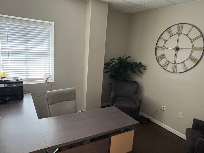 More Photos Of 2612 Larch Ln, Mount Pleasant Flex For Lease