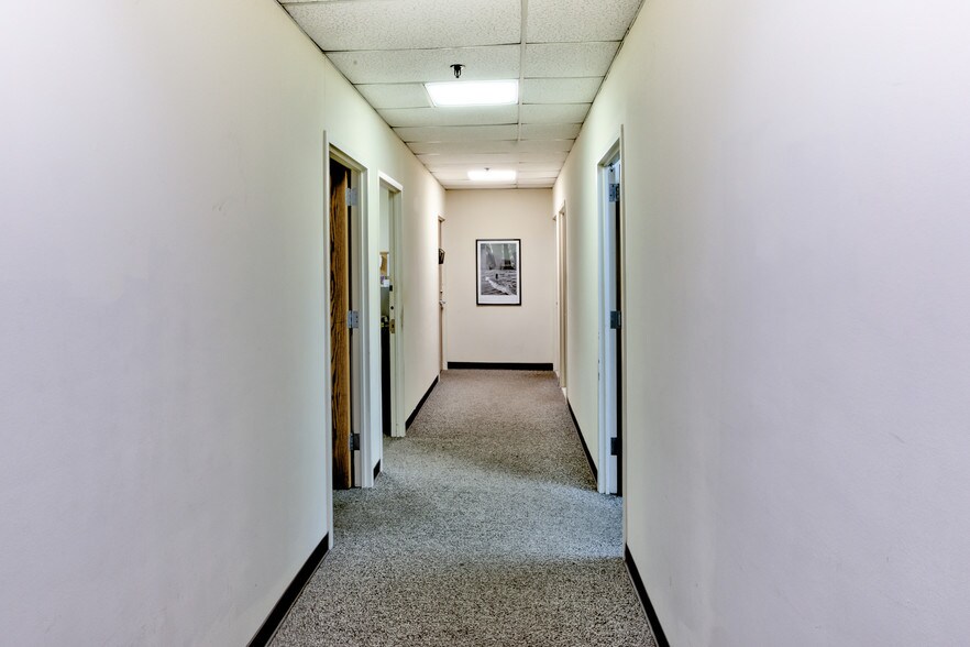 More Photos Of 110 Bi County Blvd, Farmingdale Light Distribution For Lease