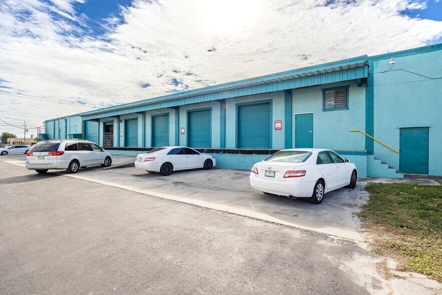 More Photos Of 2546-2578 Fowler St, Fort Myers Warehouse For Lease