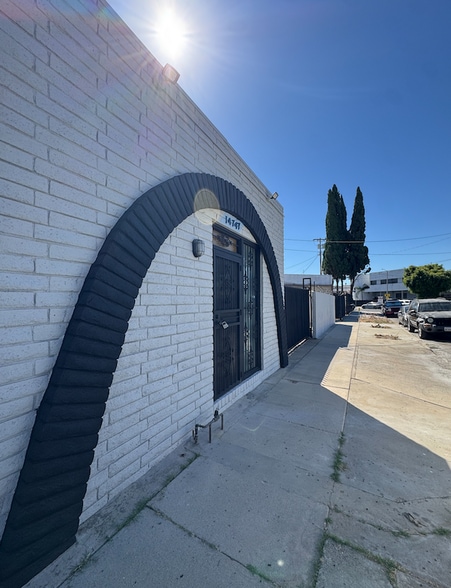 More Photos Of 14747 Lull St, Van Nuys Warehouse For Lease