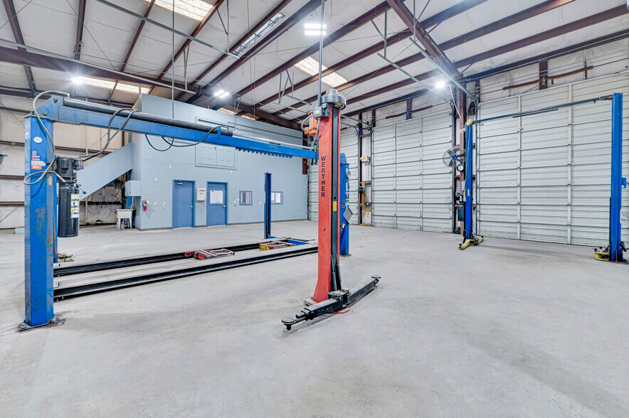 More Photos Of 8621 Antelope Dr, Houston Service For Lease