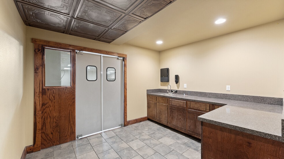 More Photos Of 117 W Walnut St, Rogers Restaurant For Sale