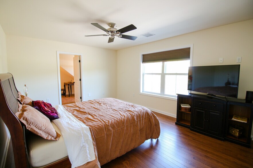 More Photos Of 368 E Main St, Middletown Restaurant For Sale