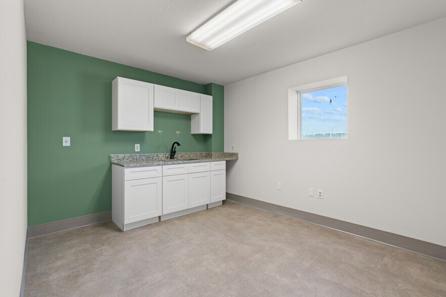 More Photos Of 13595 SE 31st Ave, Summerfield Warehouse For Sale