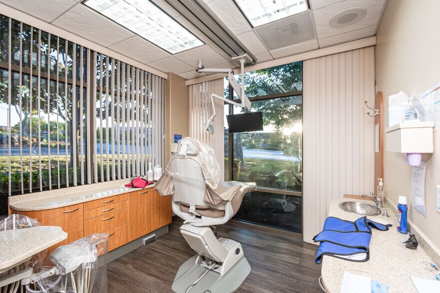 More Photos Of 945 Orchard Creek Ln, Lincoln Medical For Sale