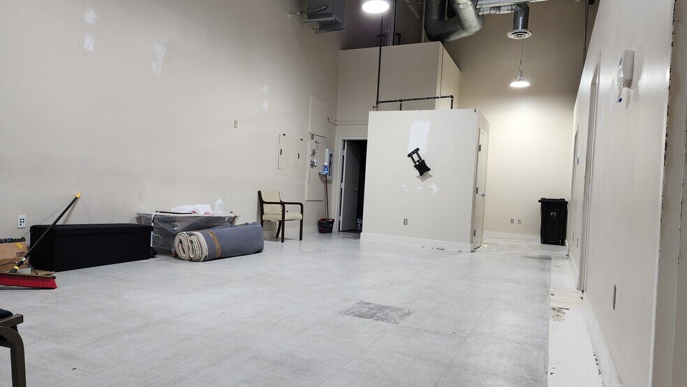 More Photos Of 1425 Ellsworth Industrial Dr, Atlanta Storefront Retail Office For Lease