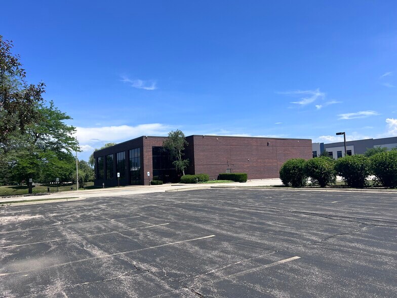 More Photos Of 600 Heathrow Dr, Lincolnshire Industrial For Lease