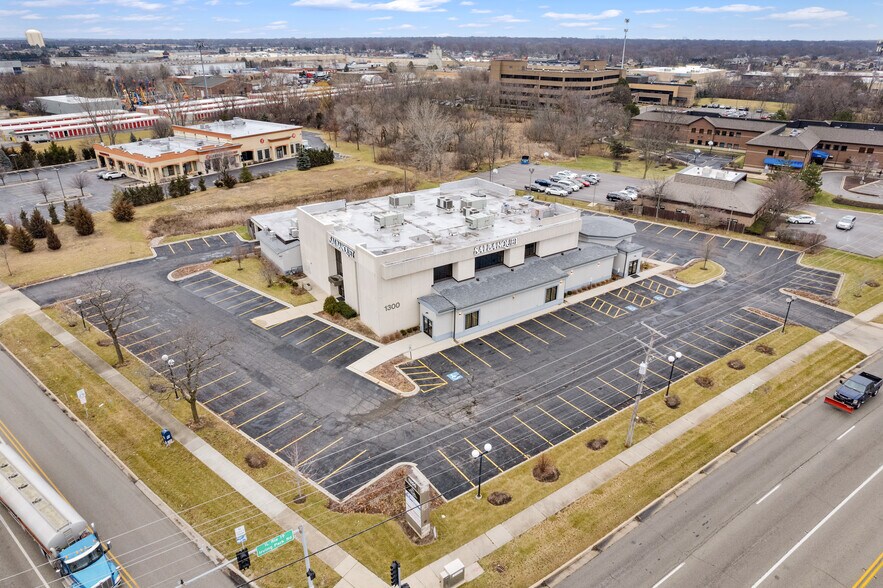 More Photos Of 1300 Irving Park Rd, Streamwood General Retail For Sale