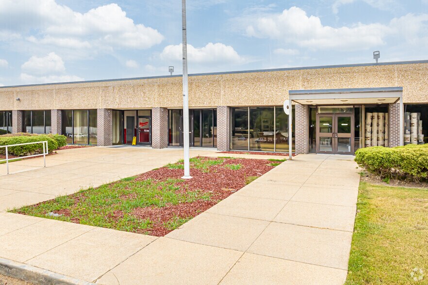 More Photos Of 1001 Industrial Park Dr, Clinton Manufacturing For Lease