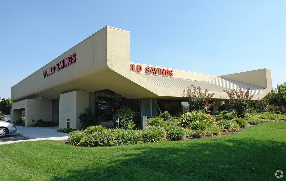 More Photos Of 5210 N Palm Ave, Fresno Bank For Lease