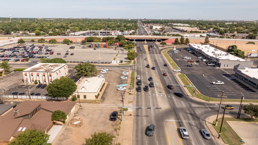 More Photos Of 7402 University Ave, Lubbock Office For Sale