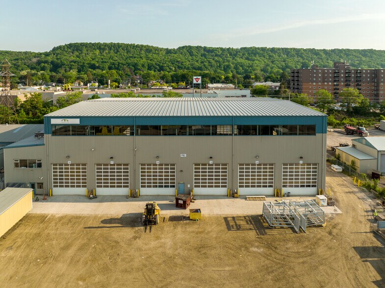 More Photos Of 115 S Service Rd W, Grimsby Manufacturing For Lease