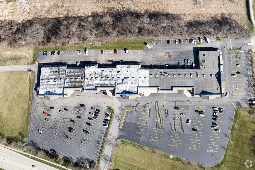 More Photos Of 401 N Riverside Dr, Gurnee Storefront For Lease