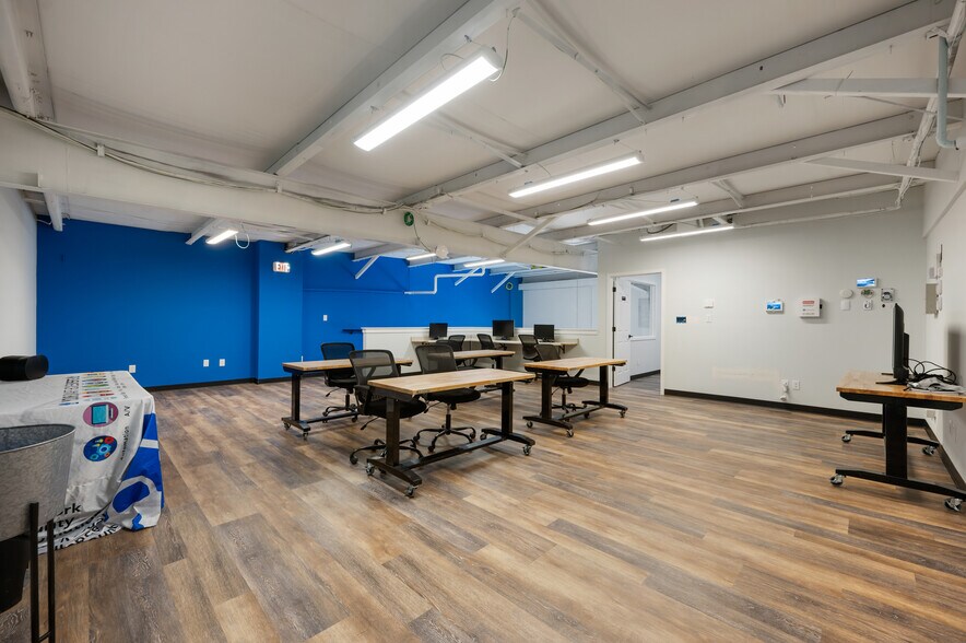 More Photos Of 12550 Promise Creek Ln, Fishers Light Distribution For Lease