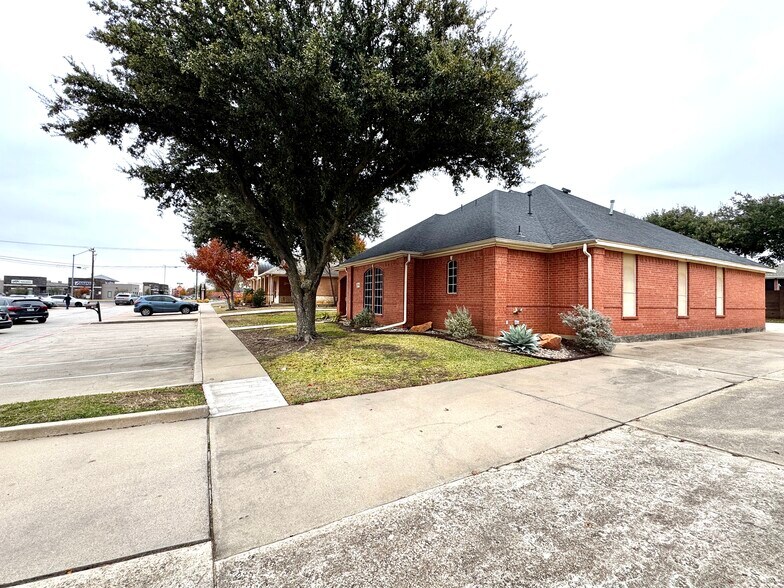 More Photos Of 702 Hunters Row Ct, Mansfield Office For Lease