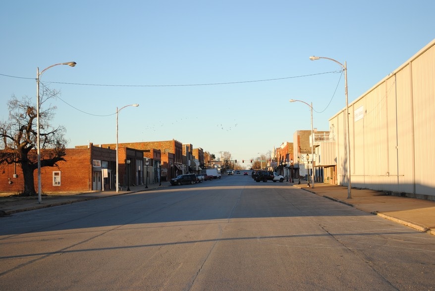More Photos Of 223-227 S Main St, Wagoner Warehouse For Sale