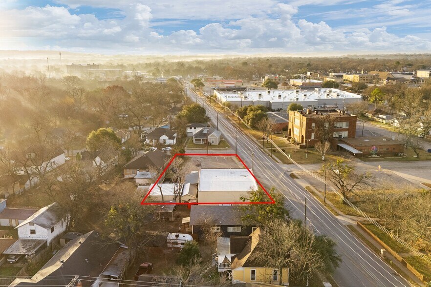 More Photos Of 504 Granbury St, Cleburne Storefront For Sale