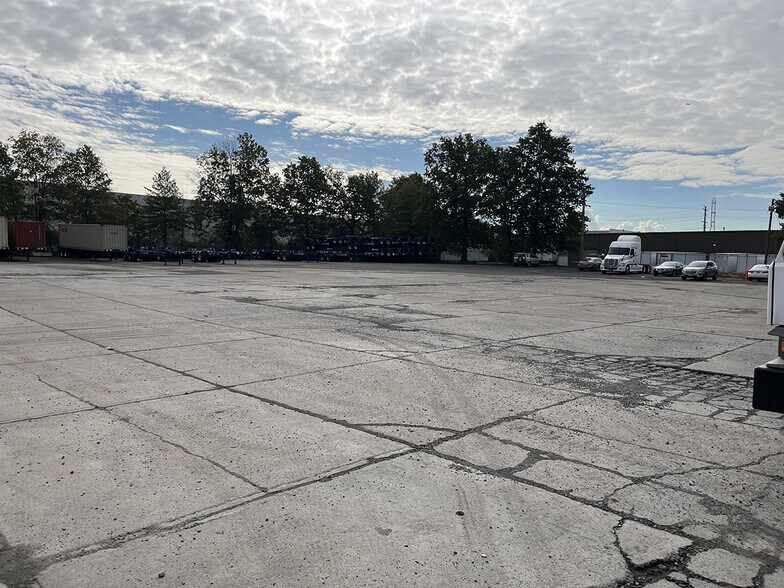 More Photos Of 160 E Essex Ave, Avenel Warehouse For Lease