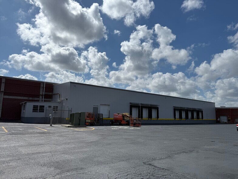 More Photos Of 5024 Uceta Rd, Tampa Distribution For Lease